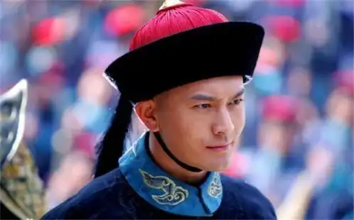 3年前金庸逝世,书迷自发赶到医院,次子捧遗像送父亲最后一程