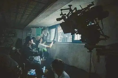 韩国的半地下室居民,男女同住混乱不堪,担心别人闻到味道