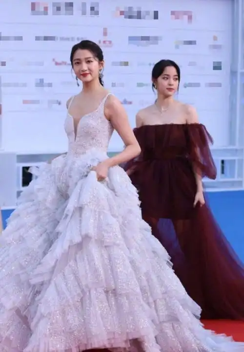 欧阳娜娜关晓彤走红毯同框,终于明白不是瘦就能赢,体态更重要
