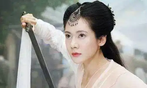 当韩国女星穿中国服饰,蔡琳惊艳林允儿违和,宋慧乔竟撞脸巩俐
