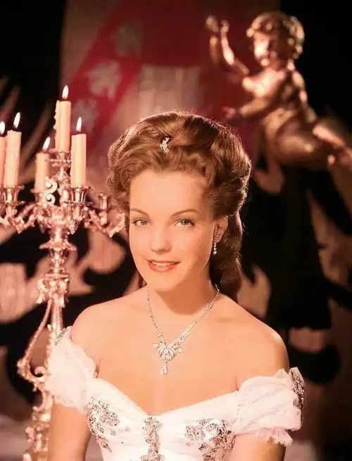 17岁的罗密方脸宽眼距还溜肩,却在茜茜公主里美得令人难忘
