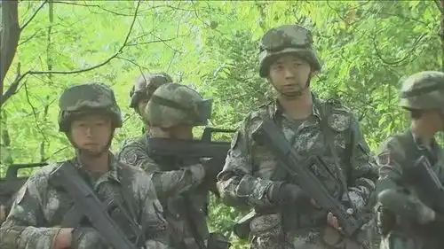 特种兵之火凤凰唐笑笑竟然作势要脱下自己的上衣
