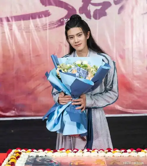 与君初相识剧组杀青,迪丽热巴任嘉伦合影,花絮中热巴好娇羞
