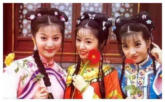 看还珠三姐妹出道照,这才知道为何琼瑶认定她就是丫鬟