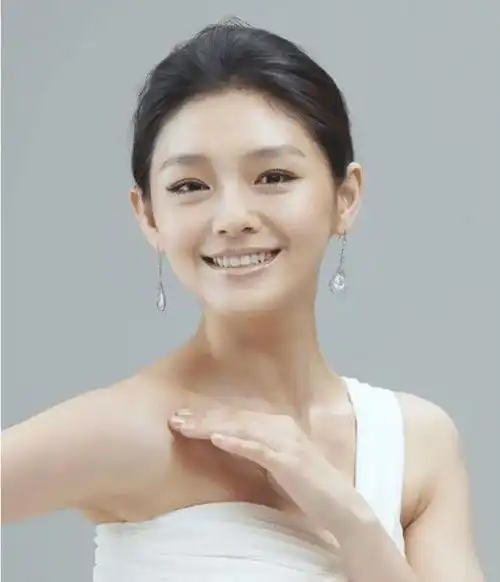 最嫩奶奶火了,抱孙子逛街被误认是妈妈,网友孩子缺爷爷吗
