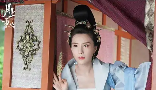 罗云熙月上重火新剧照,陈钰琪手拿兔子灯,尽显灵动俏皮
