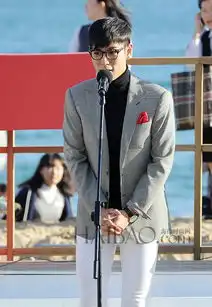 崔胜贤t.o.p身着灰色西服搭配白色牛仔裤亮相2013第18届韩国釜山国际电影节同窗生的露天观众见面会