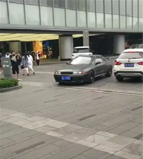 网友偶遇头文字d同款gtr,同样的磨砂黑,还是首台挂牌r32