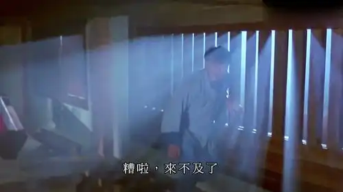僵尸被月光照到了,秋生帮他推宫行血,却忘了僵尸哪来的血

