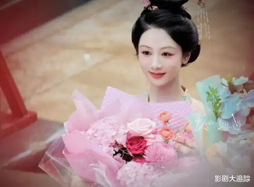 杨紫国色芳华造型曝光端庄优雅迷人眼,和李现同框好甜蜜