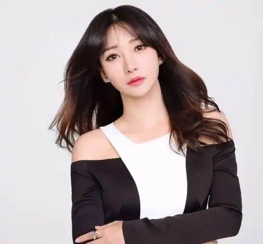 40岁柳岩豪宅内秀热舞扭腰摆臀少女感十足,装修奢华却被嘲老气