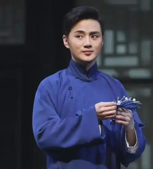 余少群出道20年不火,如今凭借戏台一夜翻红,44岁仍未婚