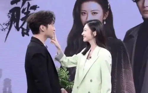 张彬彬因司藤大火后,景甜在一起吧,回应跟经纪人领证