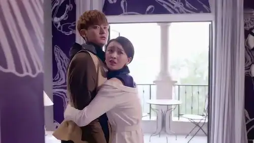 谈判官晓飞和美女拥抱,不料正牌女友上门,有好戏看了