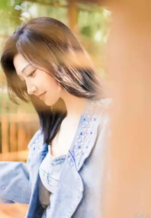 景甜剪短发了也这么美,一身粉色条纹套装,五官精致笑容甜美