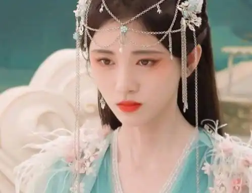 鞠婧祎新剧花戒婚服路透,妆容精致大方,配饰被嘲廉价影楼风