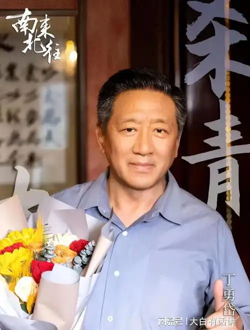 善恶到头终有报53岁陈建斌坐着跟丁勇岱握手,网友腿是废了吗
