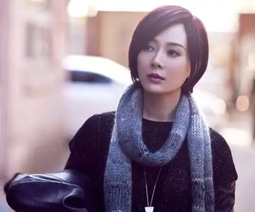 杨幂暴露男相短板唐嫣傻愣范冰冰灾难,是什么毁了时尚精们