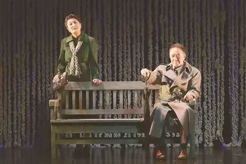 话剧老式喜剧以沉默的潮水之力直抵人心
