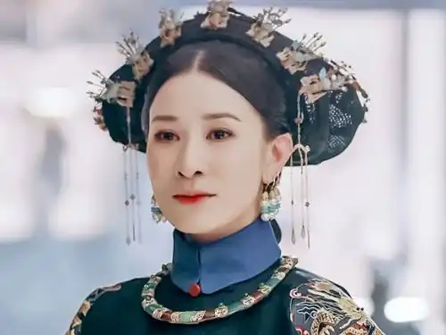 延禧攻略同样是皇后,为何富察容音头戴绒花,娴妃却满头珠翠
