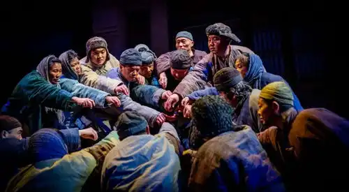 记录中国暑期反向游火热,城市年轻人奔赴河南小县追剧
