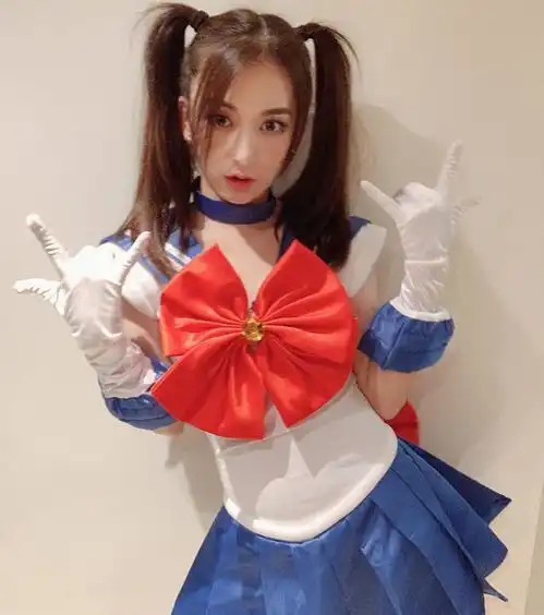 天王嫂训练营风波后,方媛为抓住郭富城的心,穿扮越来越大胆诱人