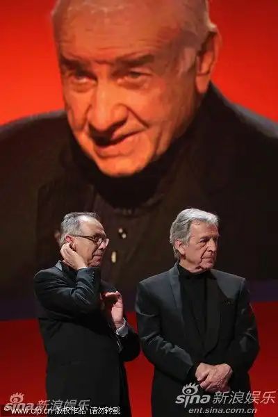 音乐盒首映礼斯塔尔获授终身成就奖奖杯
