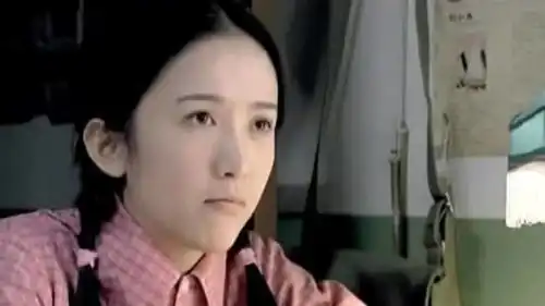 金婚文丽教育二姐,赵丽颖趴床头偷听两人谈话,模样太可爱了