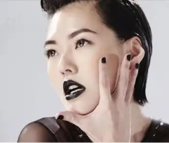 女星从小压岁钱上百万,礼物是名车房子,每月花七八十万的是仆人
