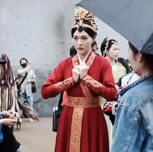 36岁唐嫣活动未修图曝光,产子后遗症明显,瘦削的背影惹人心疼
