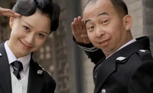 他出道24年不火,讨厌被人称丑星,今逆袭成大导演娶美娇妻
