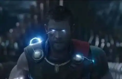 雷神3诸神黄昏万众期待的漫威新作时隔四年,雷神终于出新片了