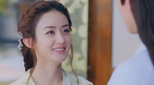 郑爽遇到杨幂被打回原形,在众多小花中,唯有她能和杨幂抗衡
