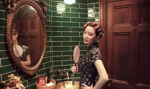 张乘乘穿旗袍秀身段,尽显古典风韵,与剧里形象反差大