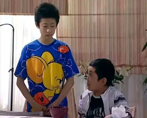家有儿女家里来个陌生人,不拿自己当外人,连吃二百个水饺
