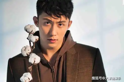 迪丽热巴黄景瑜恋情曝光,女方被拍到男方公寓过夜,疑似因戏生情