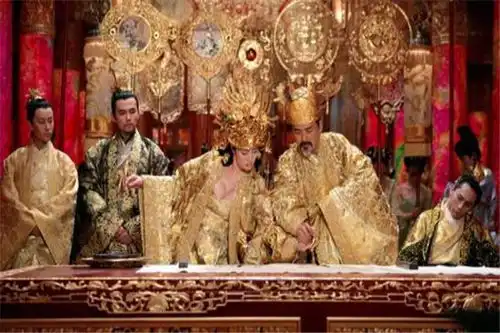 如何评价满城尽带黄金甲为何频频被人吐槽
