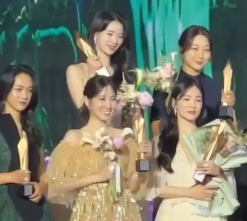 汤唯凌晨晒照与宋慧乔开心合照,与裴秀智朴宝剑欢乐合影