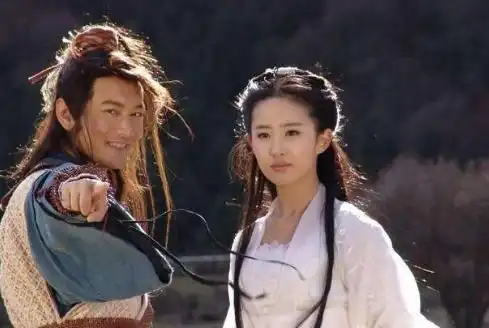 15年前,有谁注意到刘亦菲身后打伞的小女孩如今火得一塌糊涂