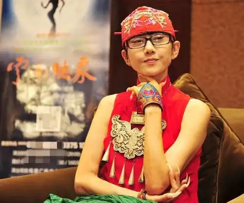 杨丽萍背竹篓出门,开滤镜化烟熏妆,62岁状态还像个孩子
