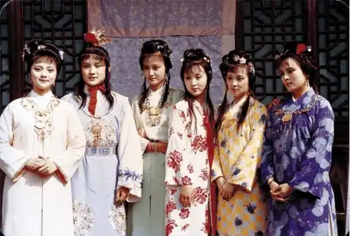 邱佩宁一生只演一部戏,退圈后经商身家过亿,捐上百所希望小学
