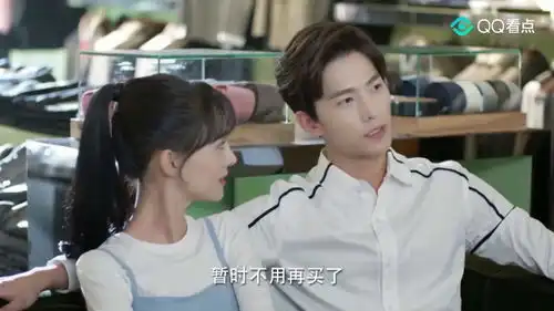 郑爽想偷看杨洋的好身材,让他选西服,杨洋却看着她一直笑