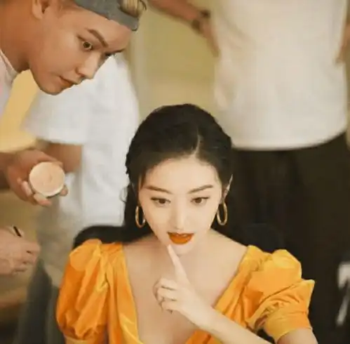 景甜生活有多精致两位化妆师给景甜化妆景甜依然还要检查一遍