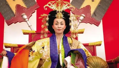 武则天传位李显,在宫门口发生一件特别的事儿
