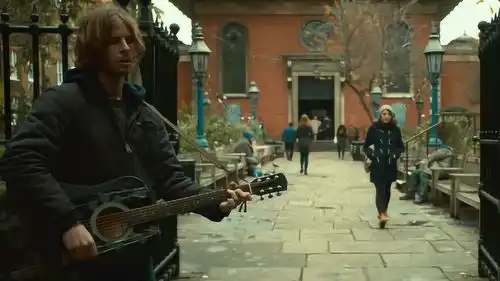 流浪猫鲍勃因为毒品鲍恩的生活方式完全都改变了,只能靠卖唱为生