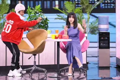 柳岩穿羊羔夹克,混搭一条运动裤出行,休闲低调很适合现在穿