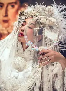 钟丽缇京剧主题婚照惊艳浓妆红唇表情妩媚
