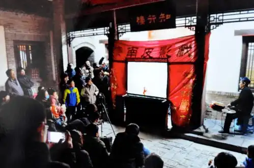 济南一男子家里藏满皮影,八佰里的皮影戏曲调出自他
