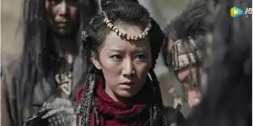 李念难得不炫富,头上的发箍还是抢了镜