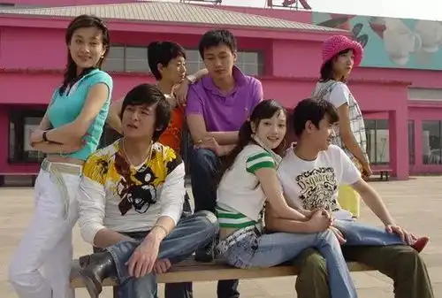 不想天天穿t恤这三件时髦上衣最值得夏天穿